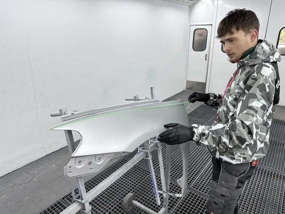 Nikolas Ivanov bereitet ein Bauteil für die Lackierung vor